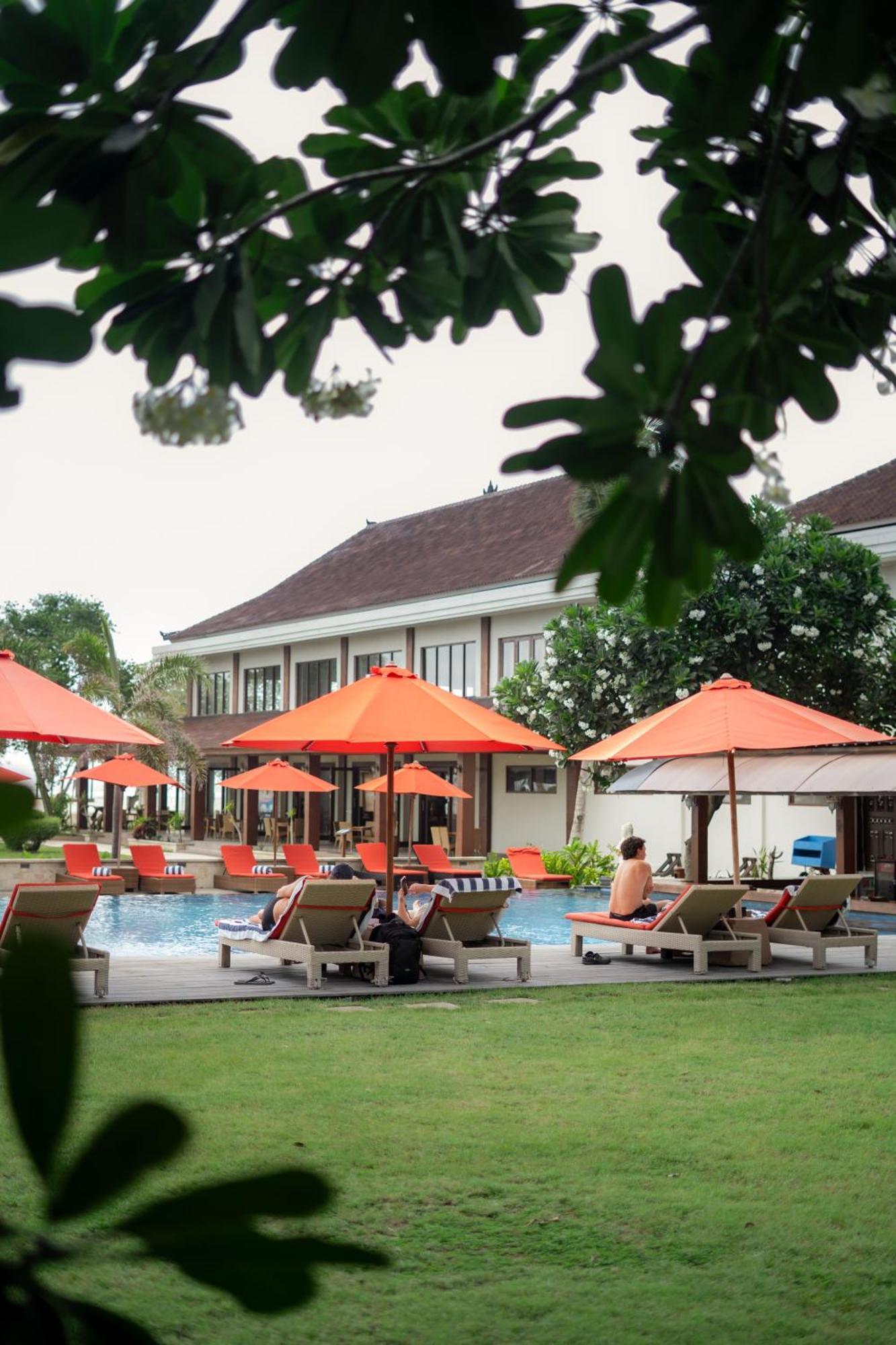 โรงแรมออมบัคซันเซท กีลีตราวางัน ภายนอก รูปภาพ