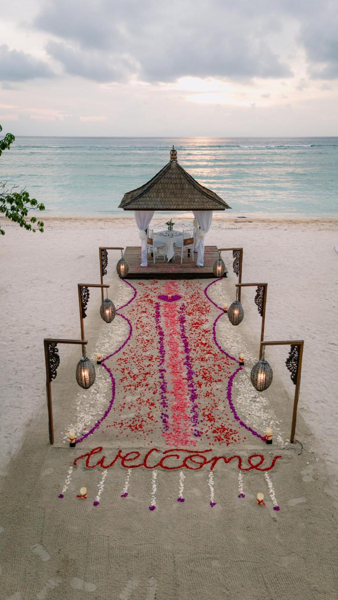 โรงแรมออมบัคซันเซท กีลีตราวางัน ภายนอก รูปภาพ