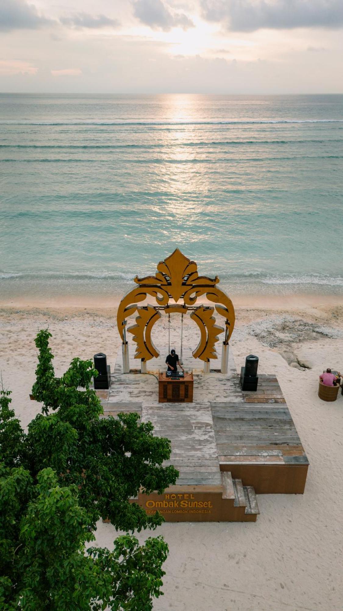 โรงแรมออมบัคซันเซท กีลีตราวางัน ภายนอก รูปภาพ