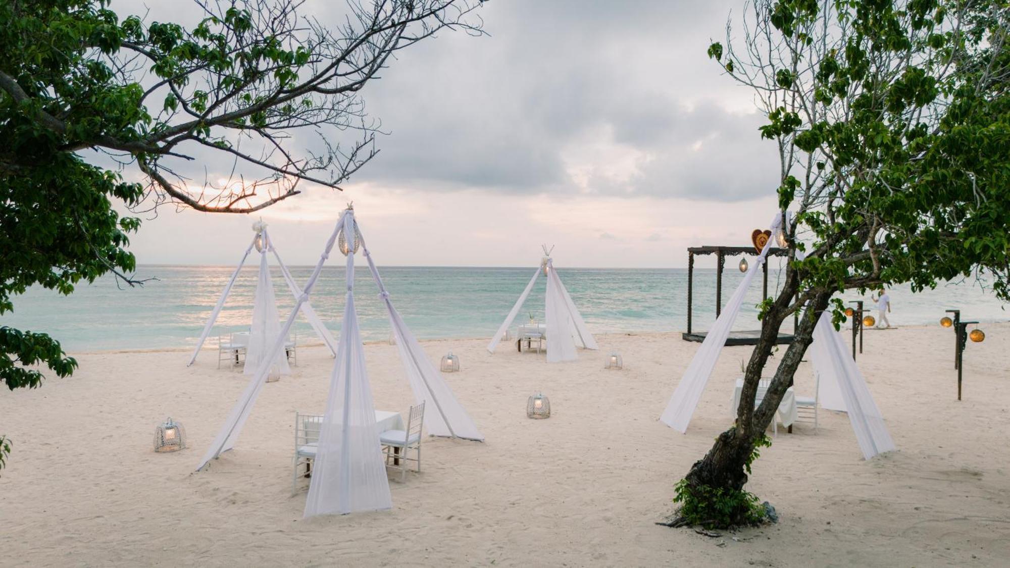 โรงแรมออมบัคซันเซท กีลีตราวางัน ภายนอก รูปภาพ